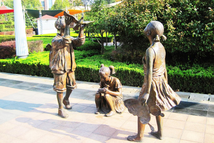 濰坊風箏廣場放飛小孩現代人物鑄銅雕塑