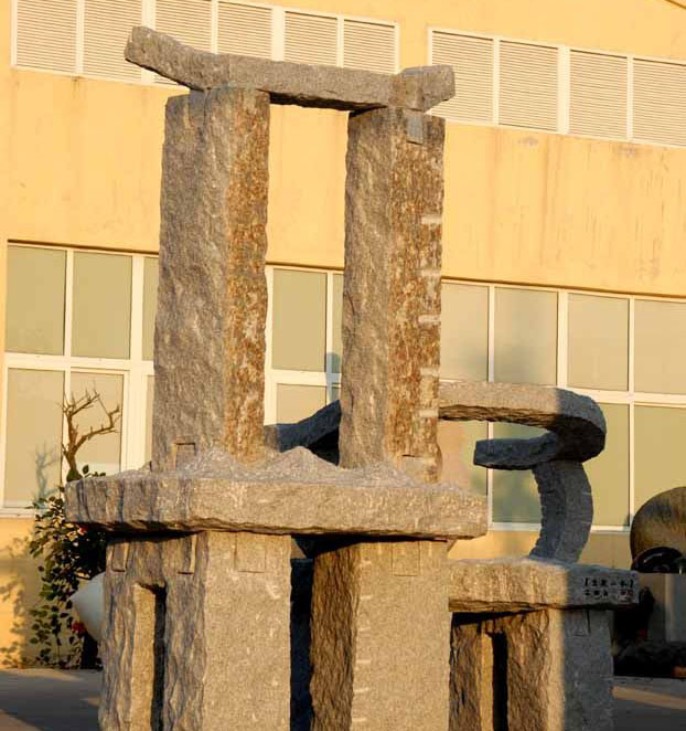坐山觀水石材雕塑在博仟北京雕塑廠外準備運輸
