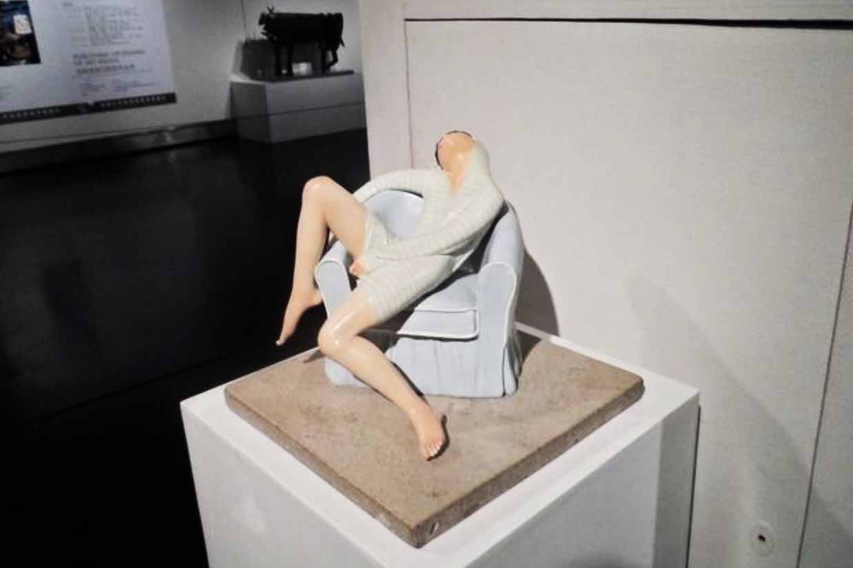 慵懶的人物抽象雕塑作品