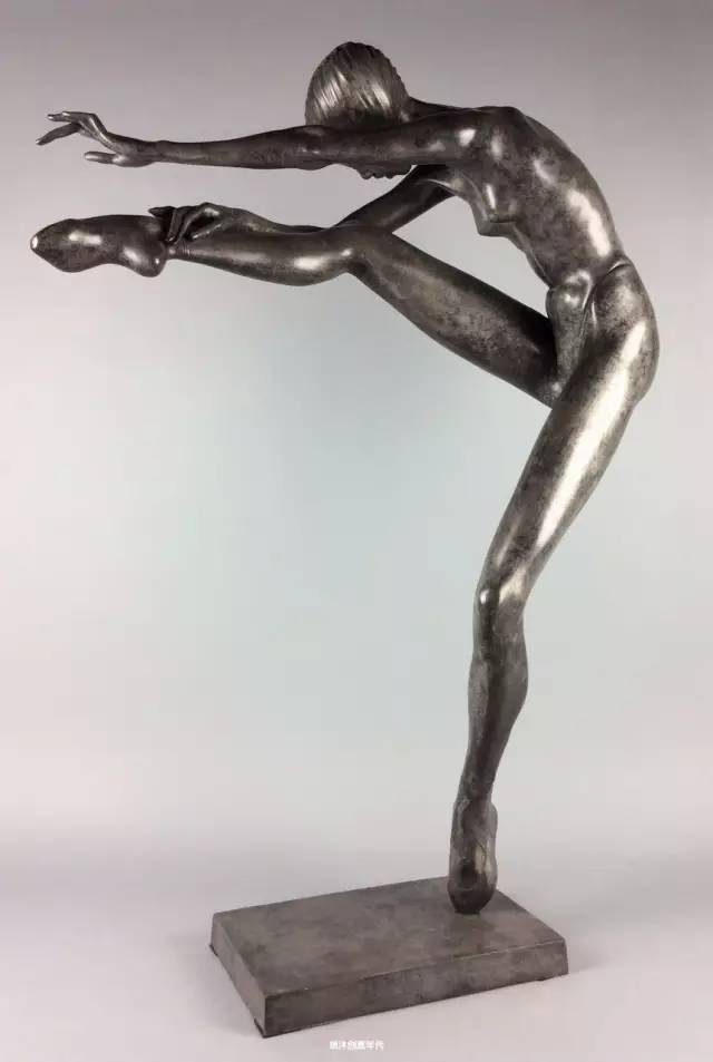 蹲著的女人人體雕塑作品