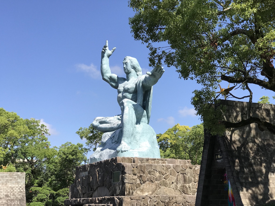 強壯的長崎和平祈禱人物銅像欣賞