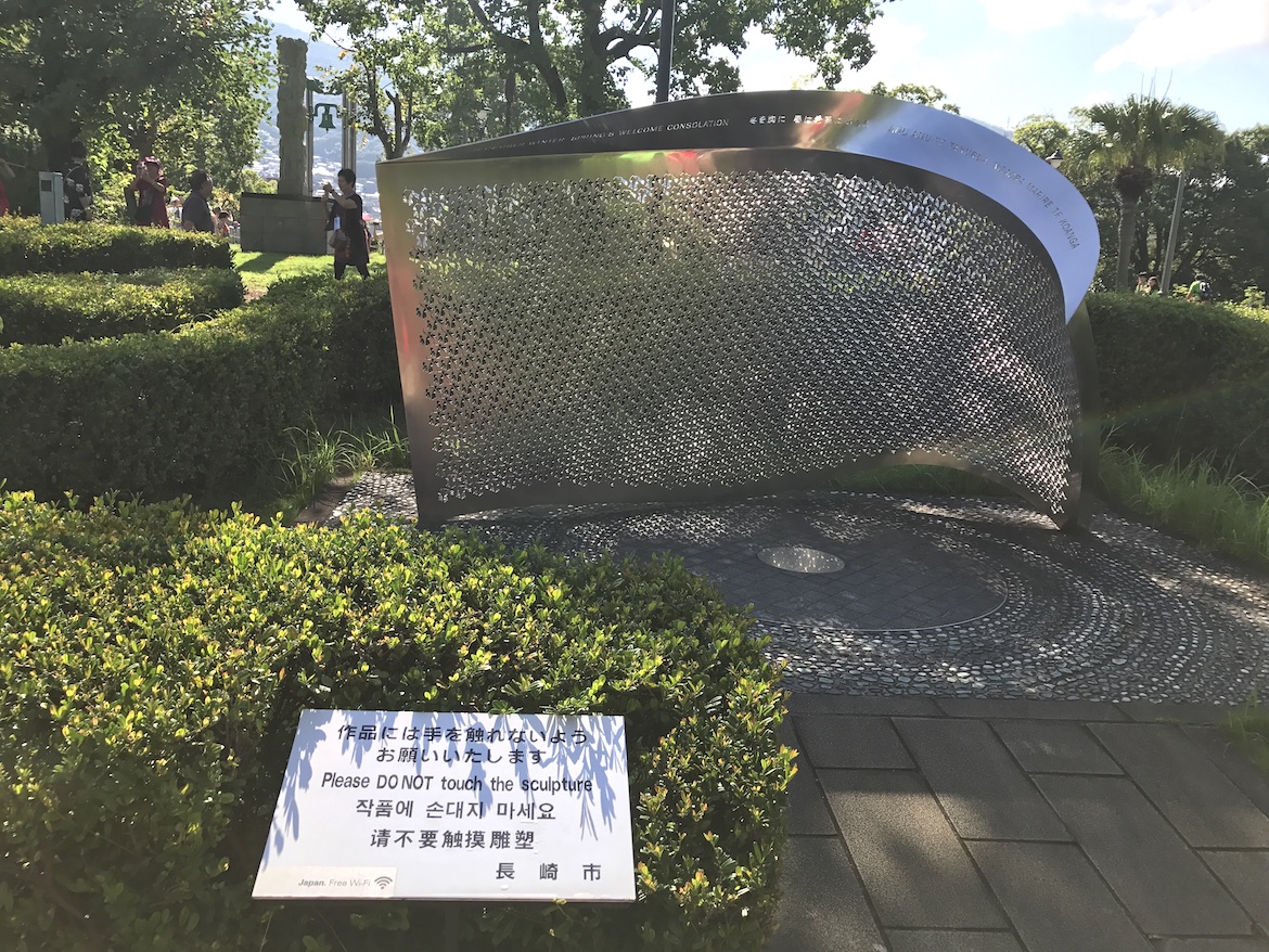 304鏡面不銹鋼雕塑設計
